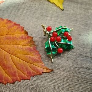 HOLIDAY SALE VTG holly berry and ivy silver tone brooch, preppy core